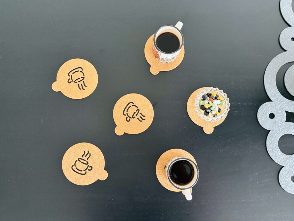 leuke koffiekop onderzetter vilt met een koffiekop als motief en een handige lipje van mijnonderzetters.nl