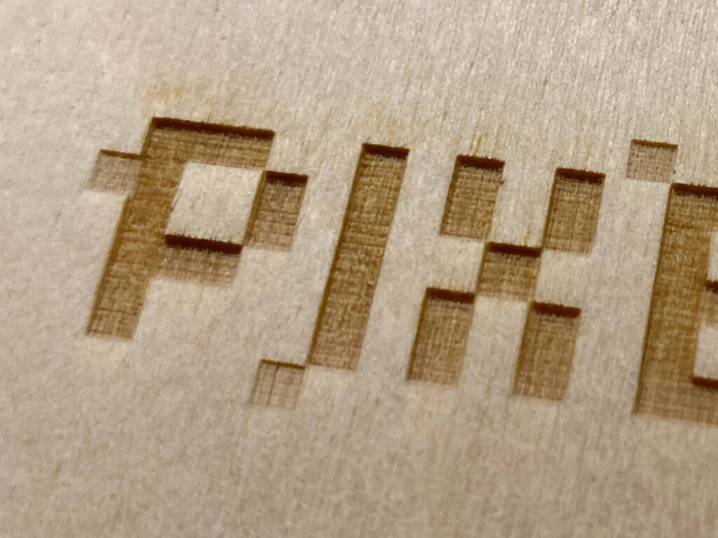 Logo of tekst lasergraveren op houten onderzetters