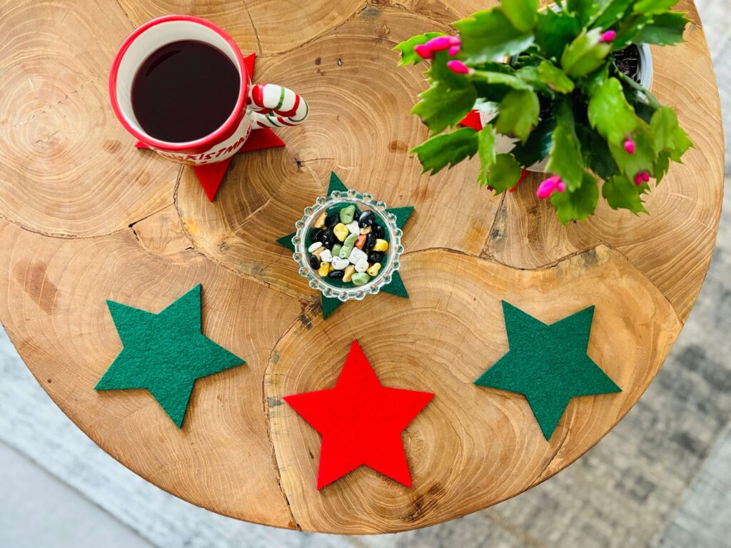 Leuke en kerstster onderzetter vilt is met zijn unieke vorm de perfecte bescherming voor uw tafel en alleen verkrijgbaar bij mijnonderzetters.nl webshop