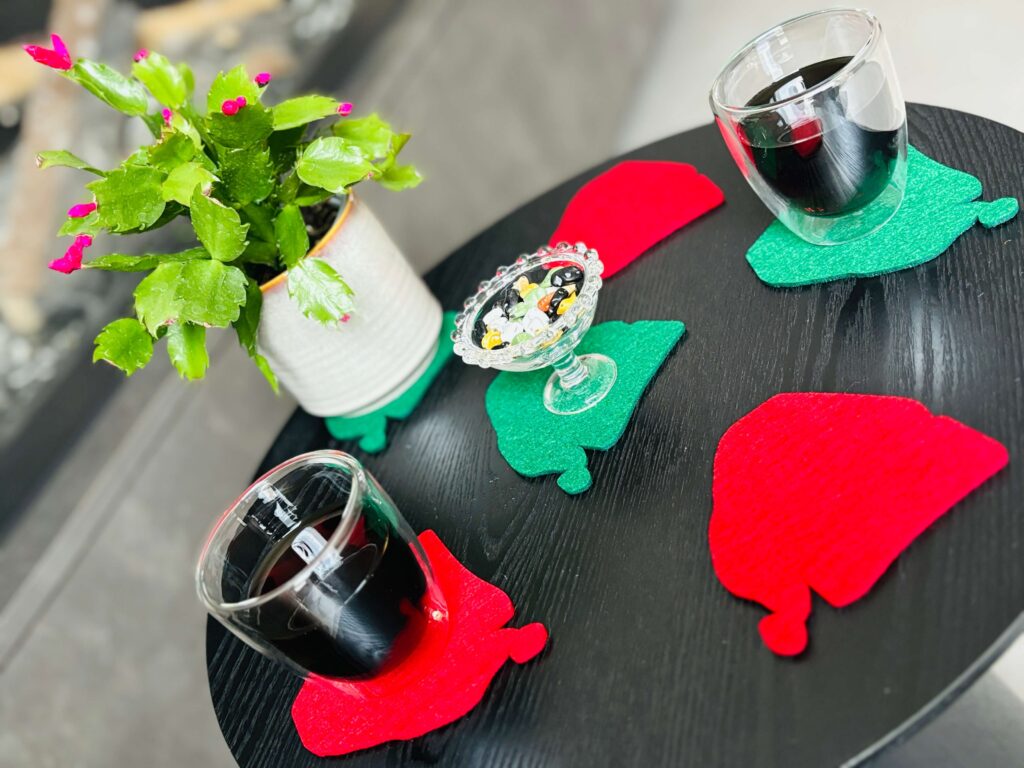 maak je tafel compleet met de kerstmuts onderzetter vilt van mijnonderzetters.nl webshop