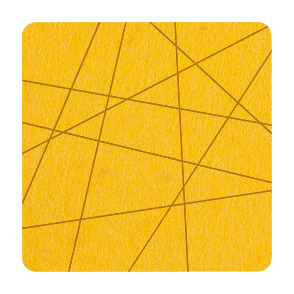 Strak vormgegeven vierkante vilt onderzetter met lijnen als motief in de kleur geel bij mijnonderzetters.nl webshop