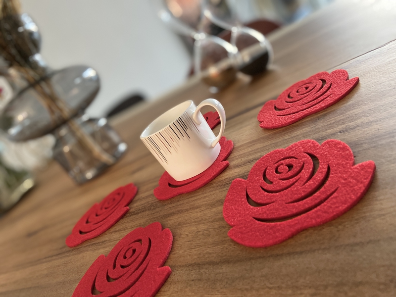 Prachtige en romantische vilt onderzetters in de vorm van een roos van mijnonderzetters.nl webshop