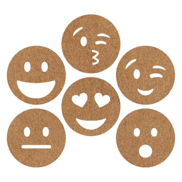 grappige lichtbruine smileys onderzetters van vilt met zes verschillende smileys bij mijnonderzetters.nl webshop