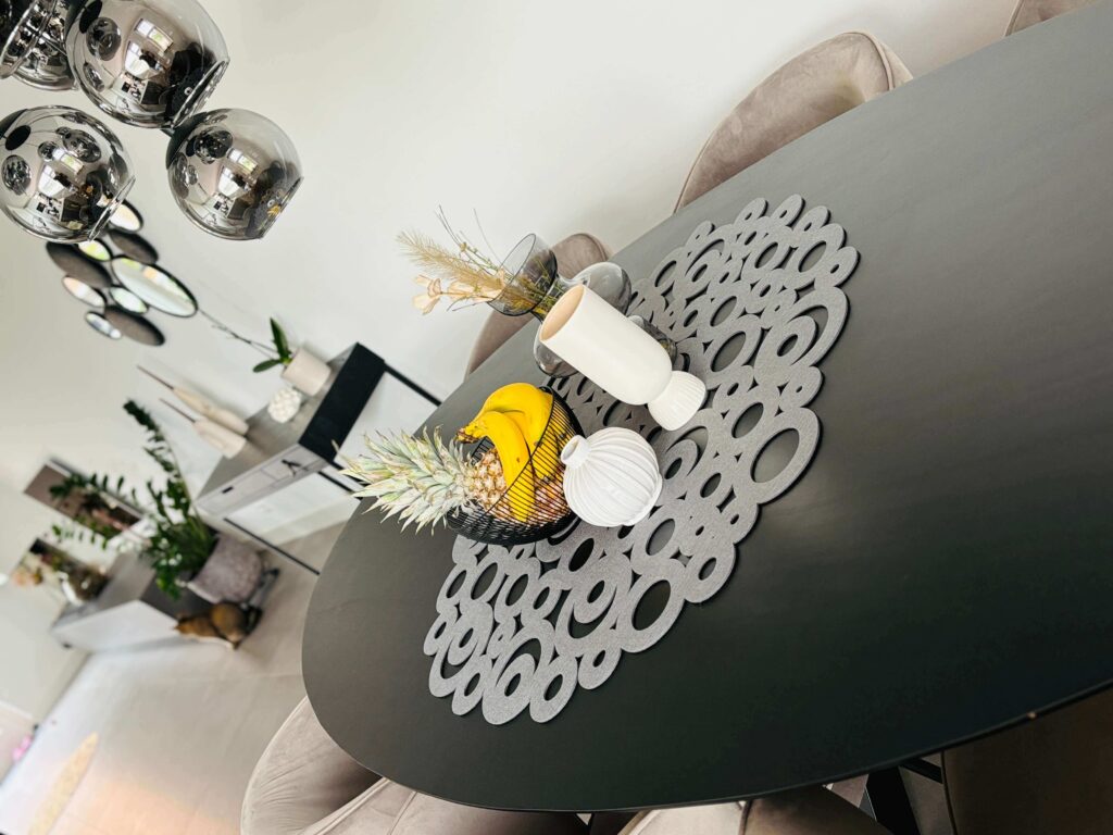 Decoratieve en Prachtig vormgegeven sierkleed / tafelkleed van vilt, Sierkleed Circulus Vilt van mijnonderzetters.nl