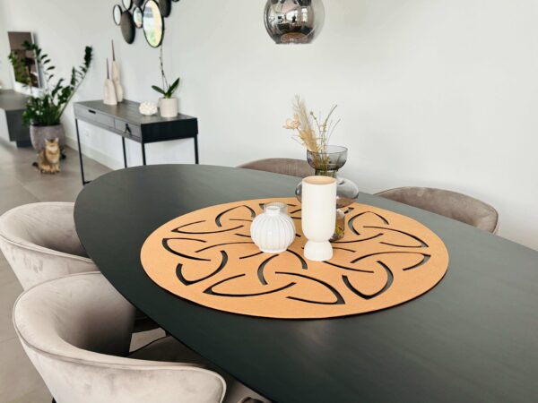 super coole tafelkleed met een uniek design. sierkleed mystic vilt 80 cm van mijnonderetters.nl